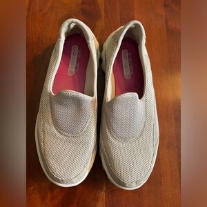 Women’s size 8 sketchers go walk slip on shoes